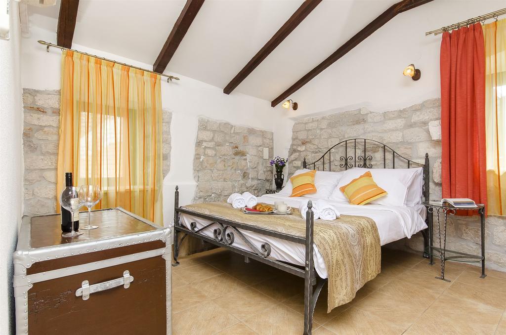 Palace Derossi 3* Trogir