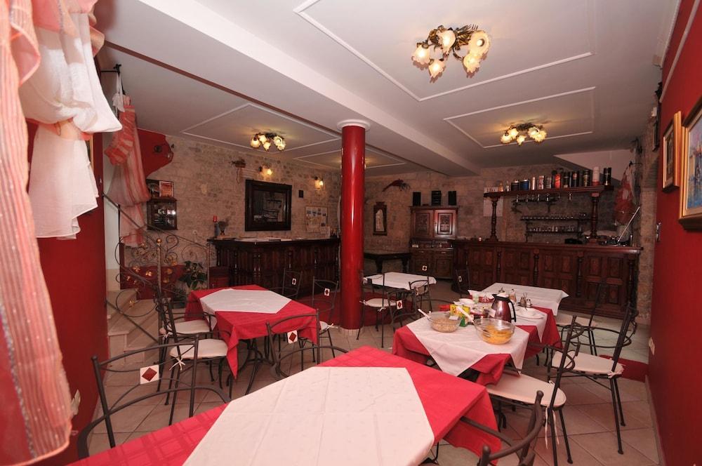Palace Derossi Couette-café