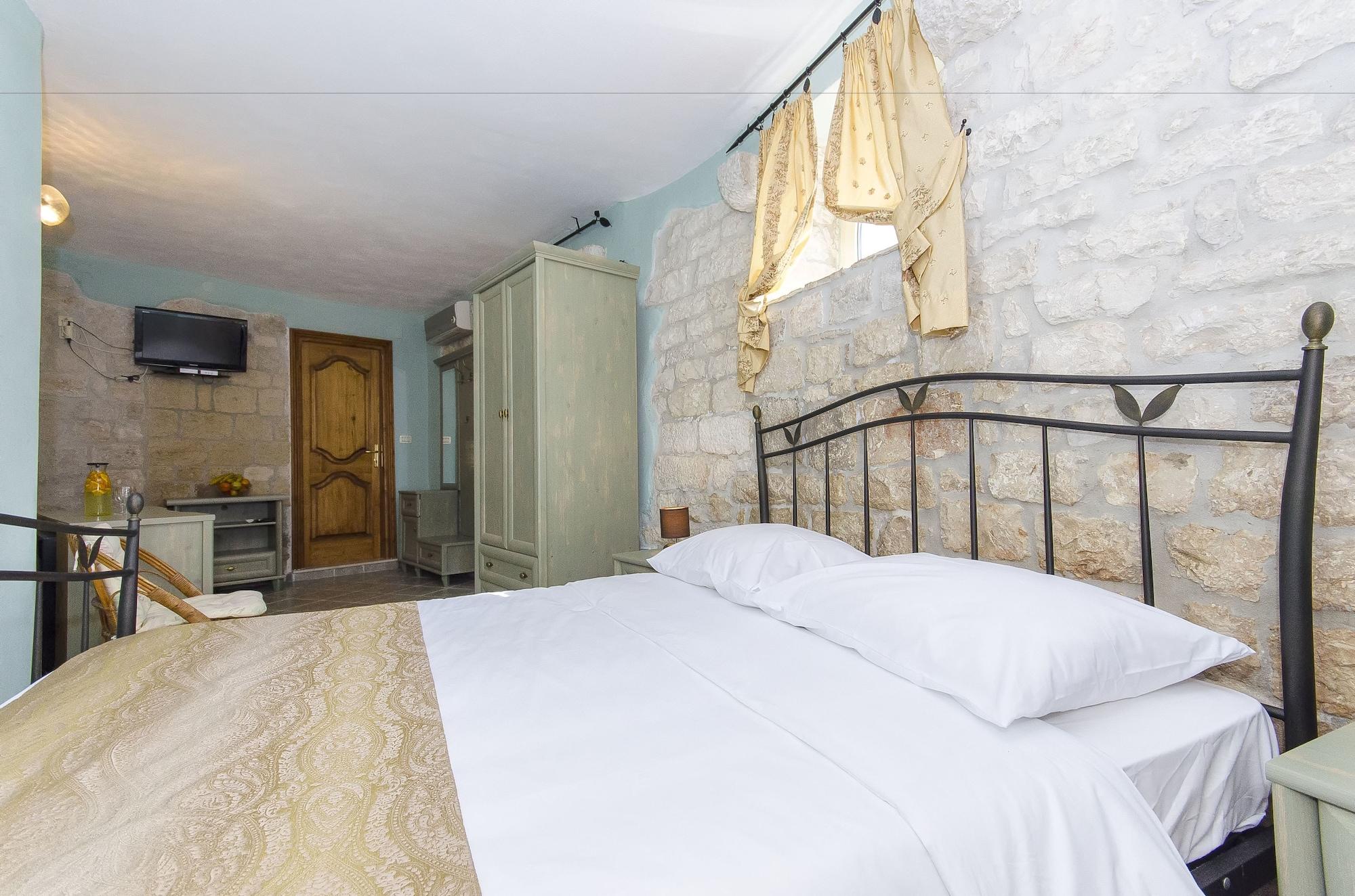 Couette-café Palace Derossi Trogir