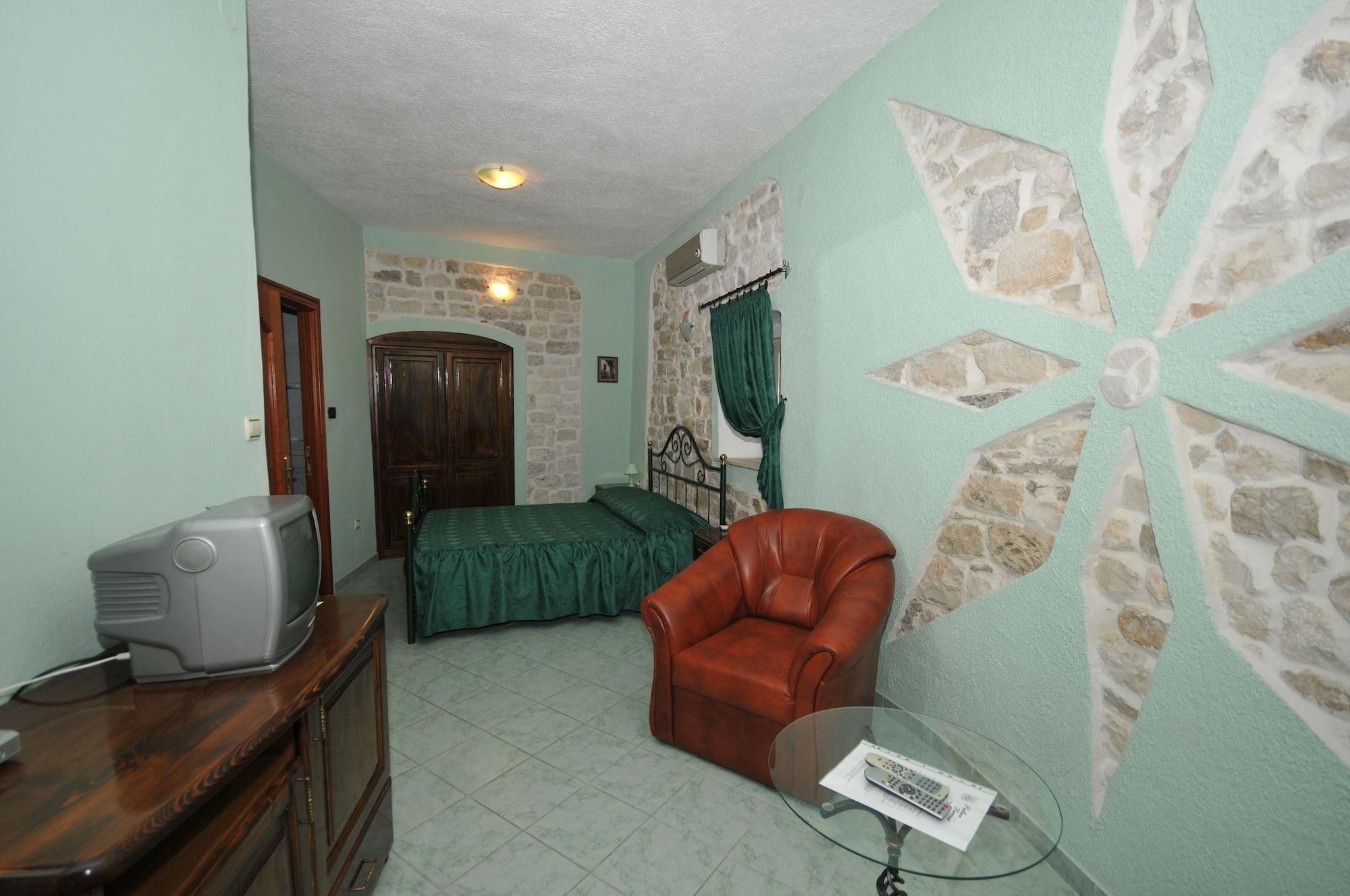 Palace Derossi 4*