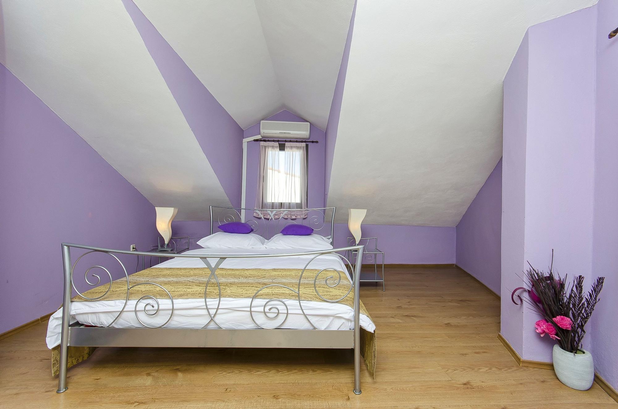 Couette-café Palace Derossi Trogir