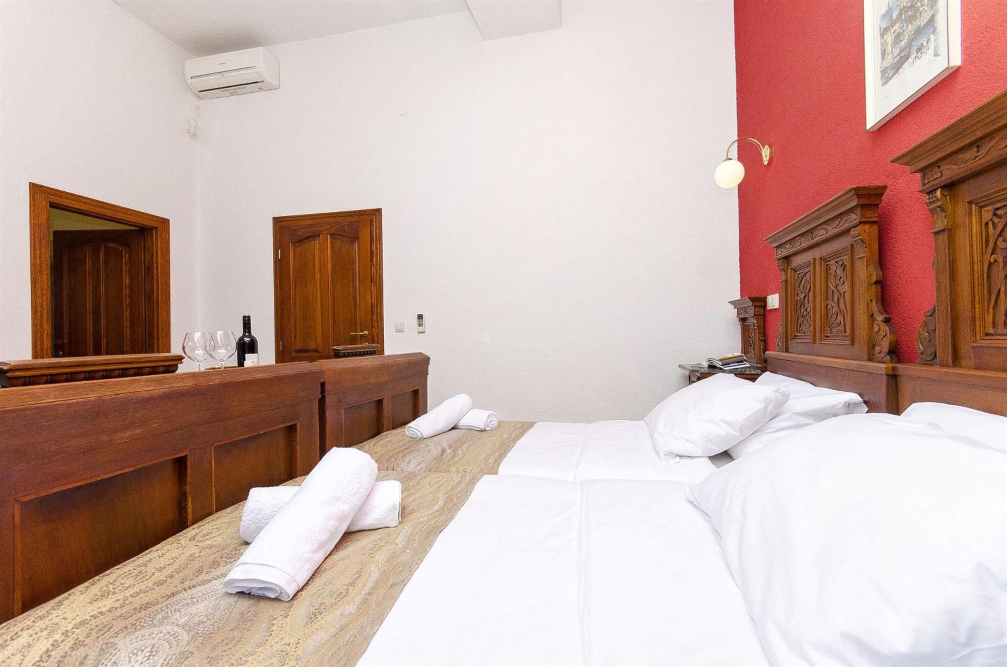 Couette-café Palace Derossi 4*