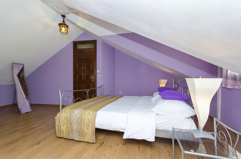 Couette-café Palace Derossi Trogir