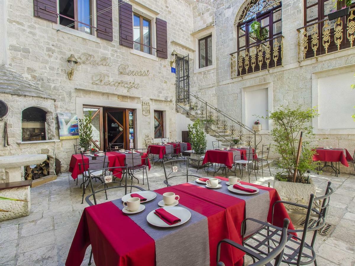 Couette-café Palace Derossi Trogir