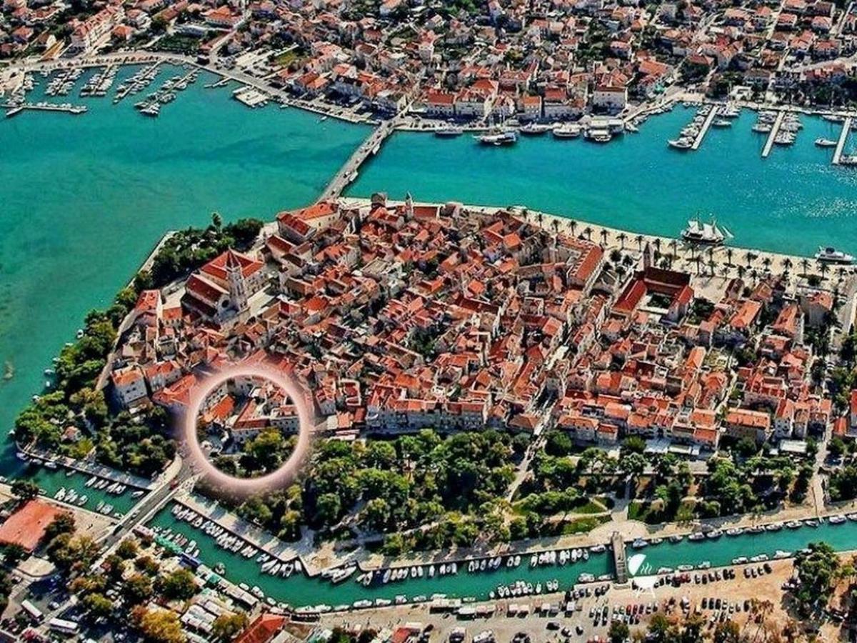 Couette-café Palace Derossi Trogir