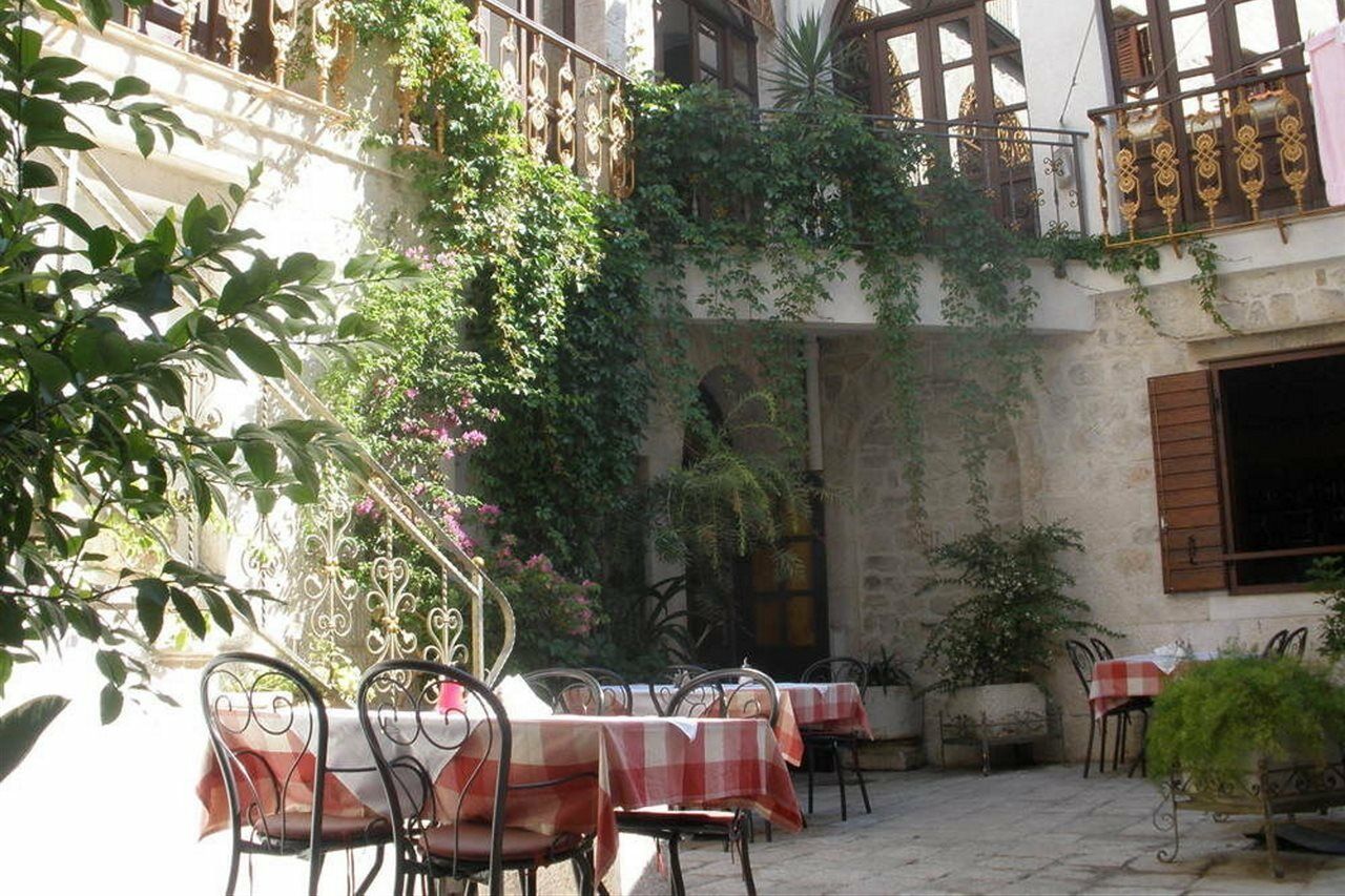 Couette-café Palace Derossi Trogir